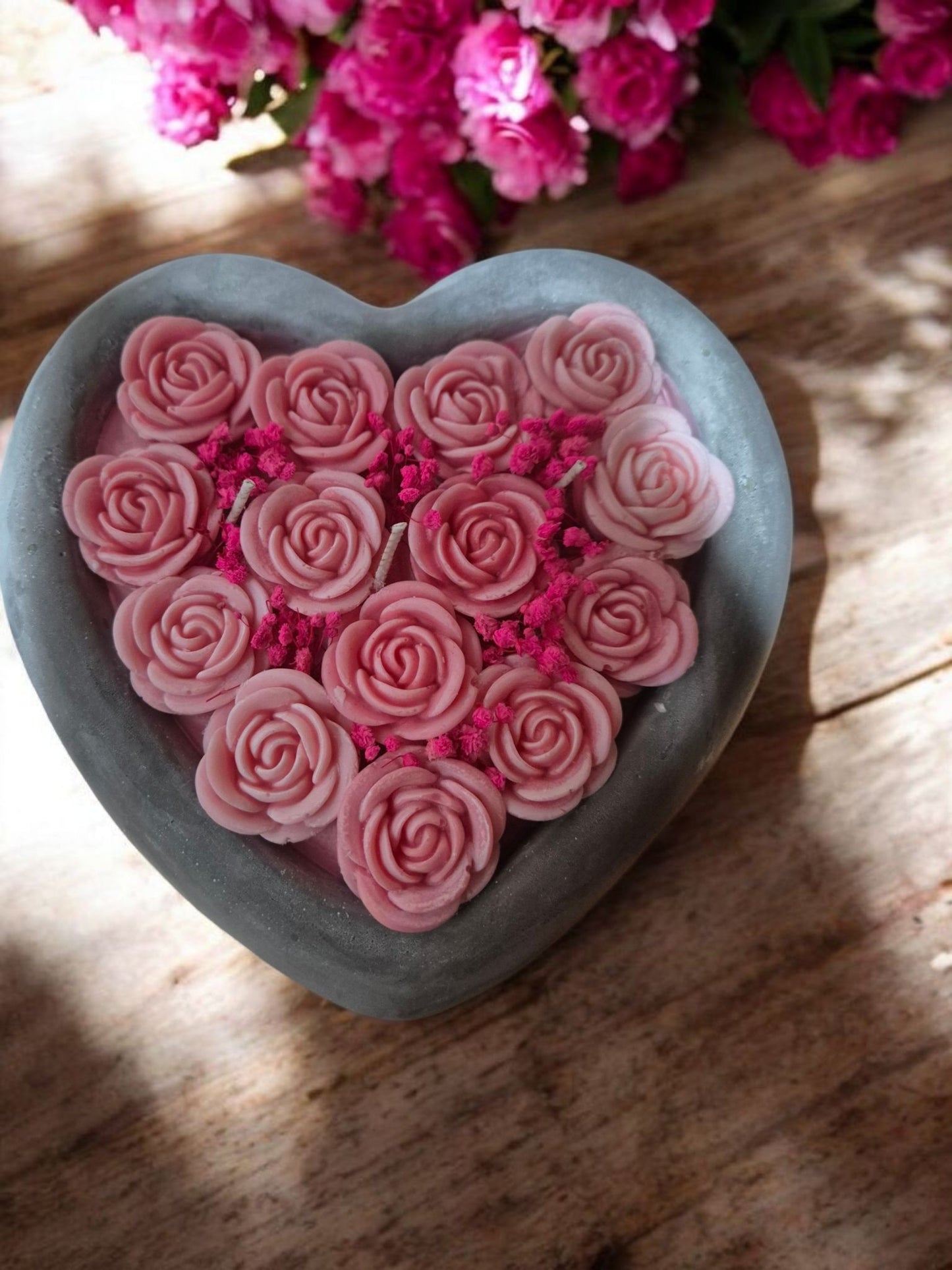 Betonherz mit Rosen aus Sojawachs