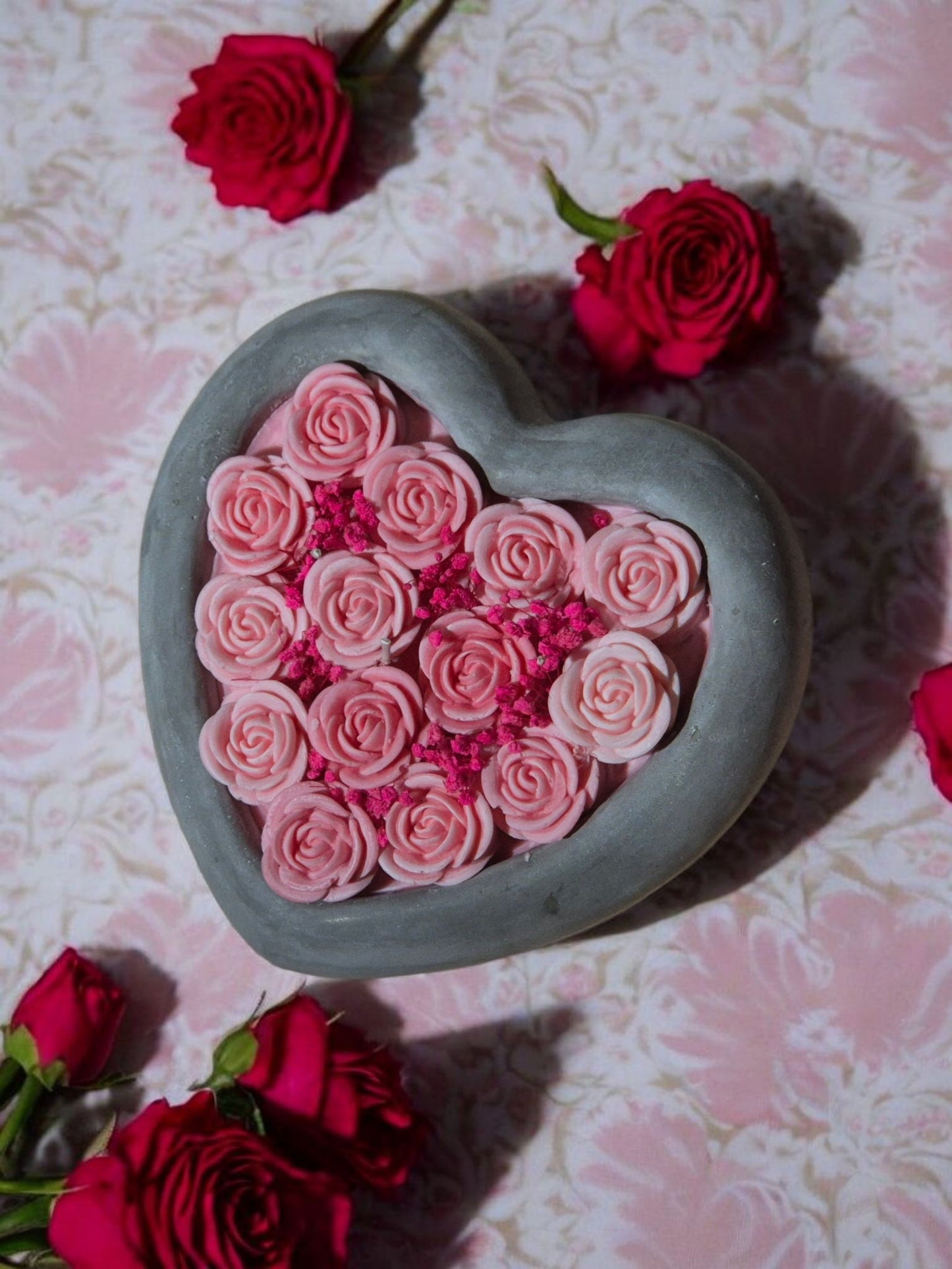 Betonherz mit Rosen aus Sojawachs