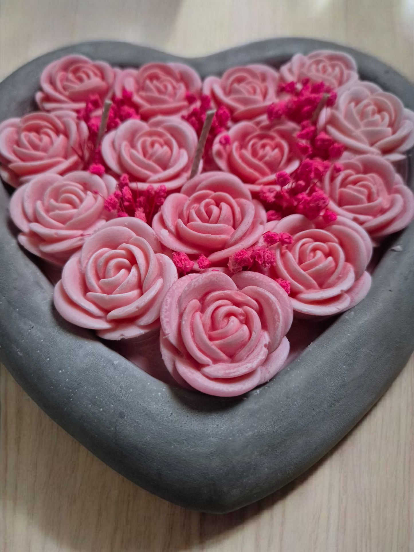 Betonherz mit Rosen aus Sojawachs